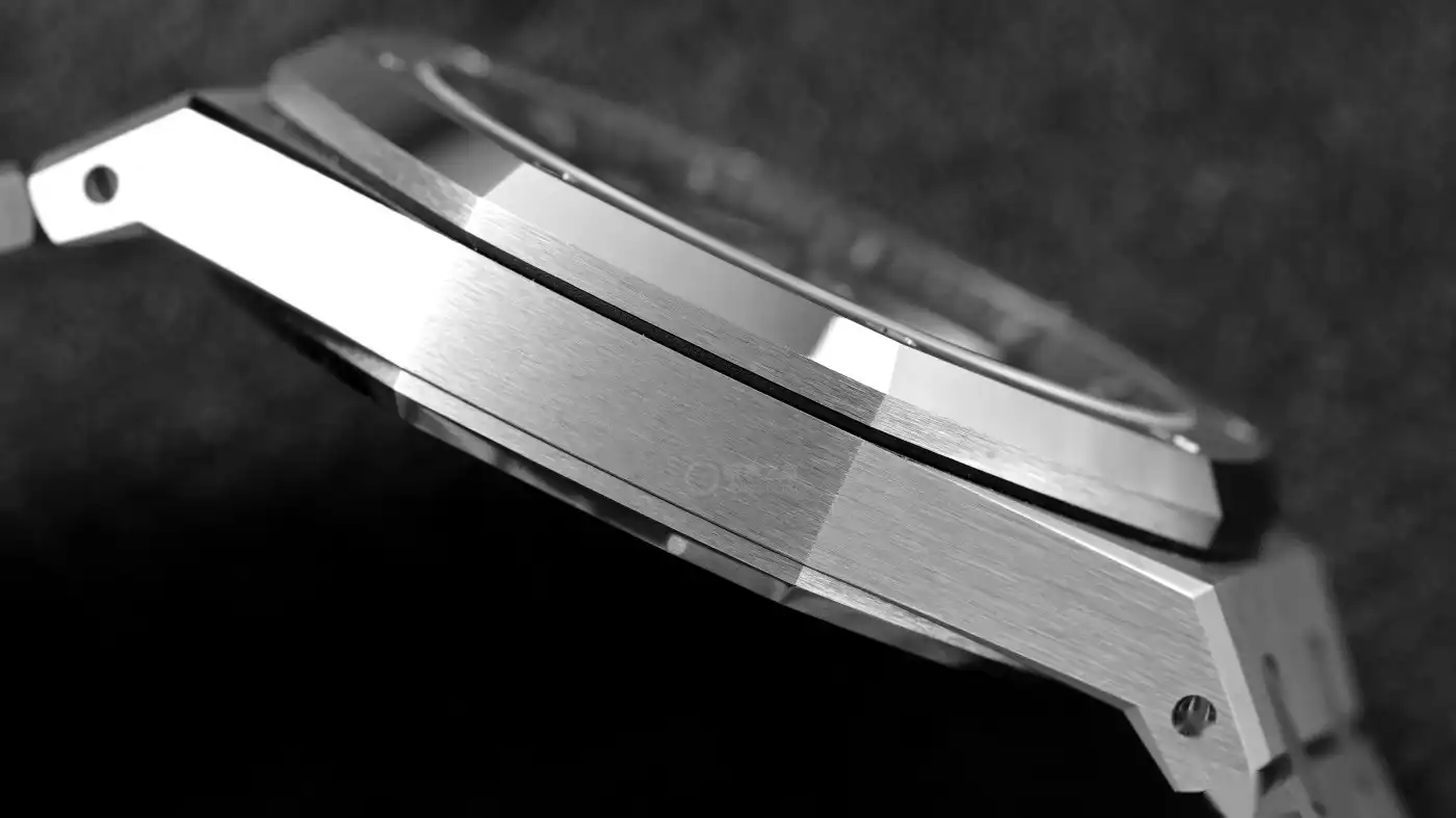 爱彼50周年王炸：首款皇家橡树自动飞行陀飞轮镂空腕表，打磨细节封神 | 奈斯探表