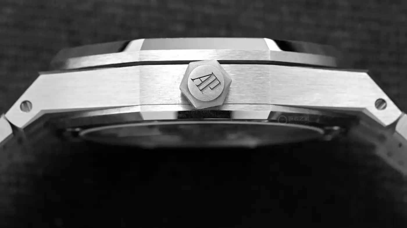 爱彼50周年王炸：首款皇家橡树自动飞行陀飞轮镂空腕表，打磨细节封神 | 奈斯探表