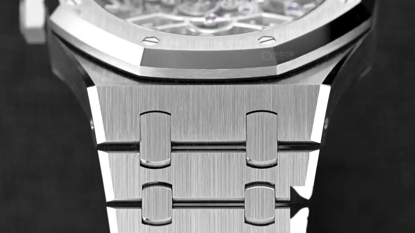 爱彼50周年王炸：首款皇家橡树自动飞行陀飞轮镂空腕表，打磨细节封神 | 奈斯探表