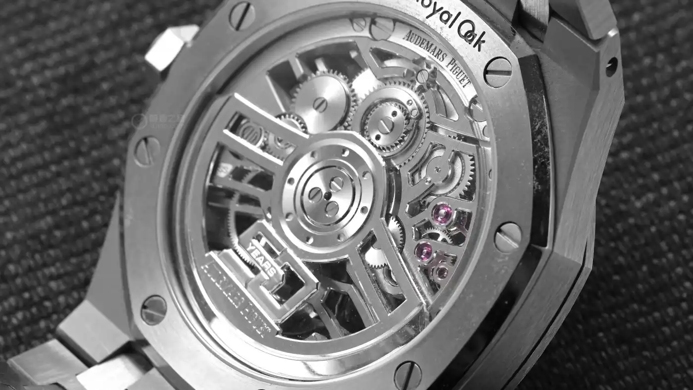 爱彼50周年王炸：首款皇家橡树自动飞行陀飞轮镂空腕表，打磨细节封神 | 奈斯探表